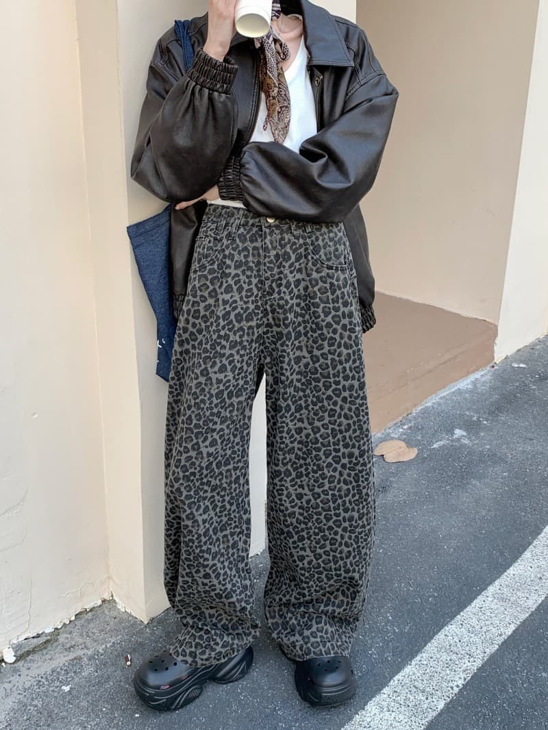 柄 パンツ しなやかヒョウ柄ワイドパンツ